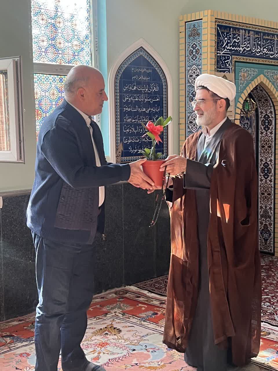 تجلیل از خدمات حجت الاسلام والمسلمین حاج آقا ستاری وند امام جماعت بیمارستان رازی تبریز  